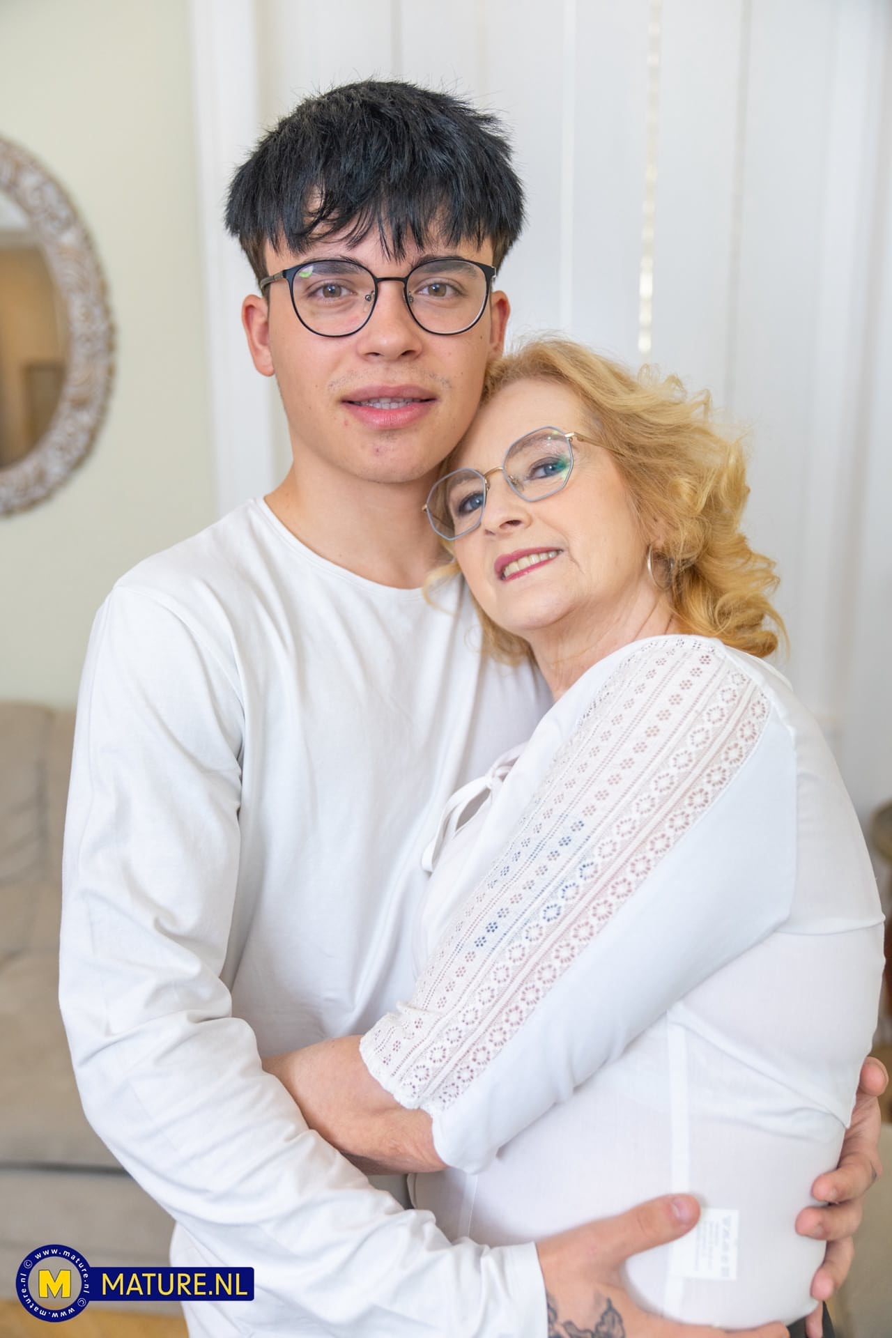 Eine Amateur-Oma Wird Während Eines Soloauftritts Von Ihrem Jungen Stiefsohn Umarmt