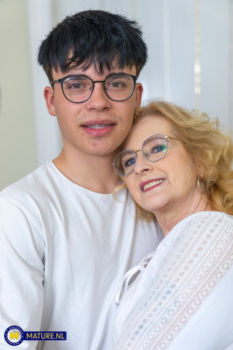 Eine Amateur-Oma Wird Während Eines Soloauftritts Von Ihrem Jungen Stiefsohn Umarmt