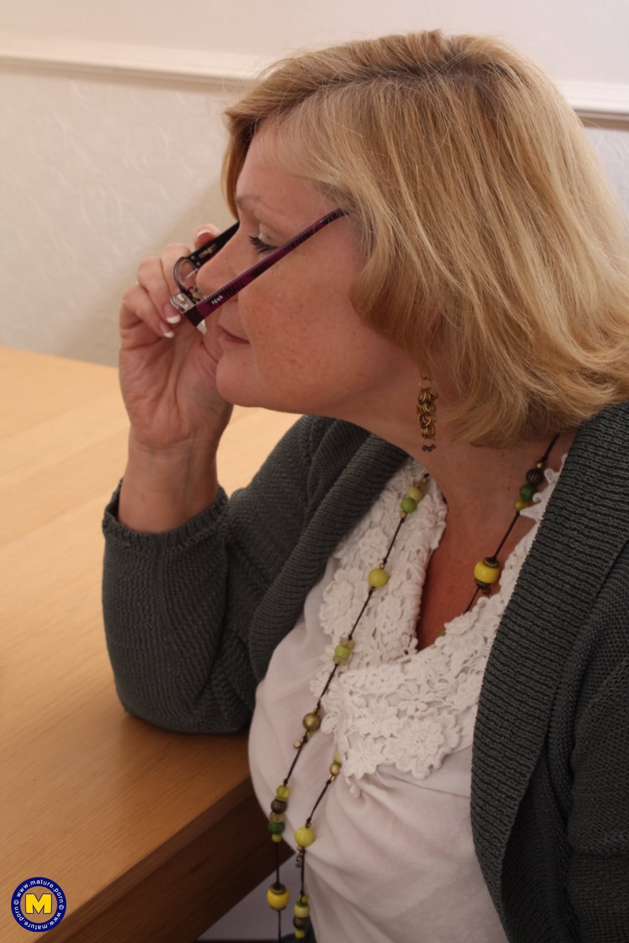 Die Übergewichtige Blonde Oma Lacey Starr Steckt Sich Auf Einem Tisch Einen Dildo In Die Muschi