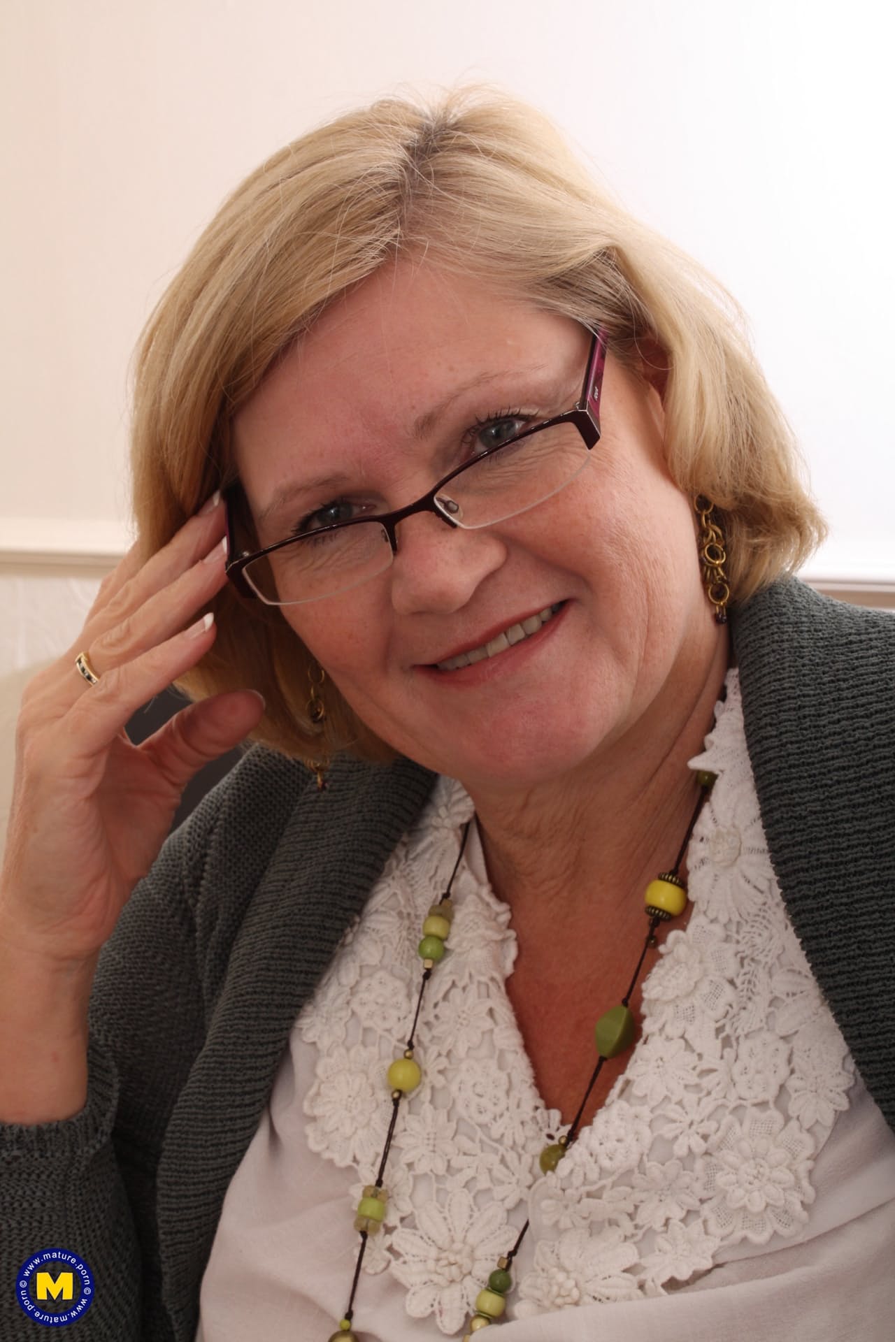 Die Übergewichtige Blonde Oma Lacey Starr Steckt Sich Auf Einem Tisch Einen Dildo In Die Muschi