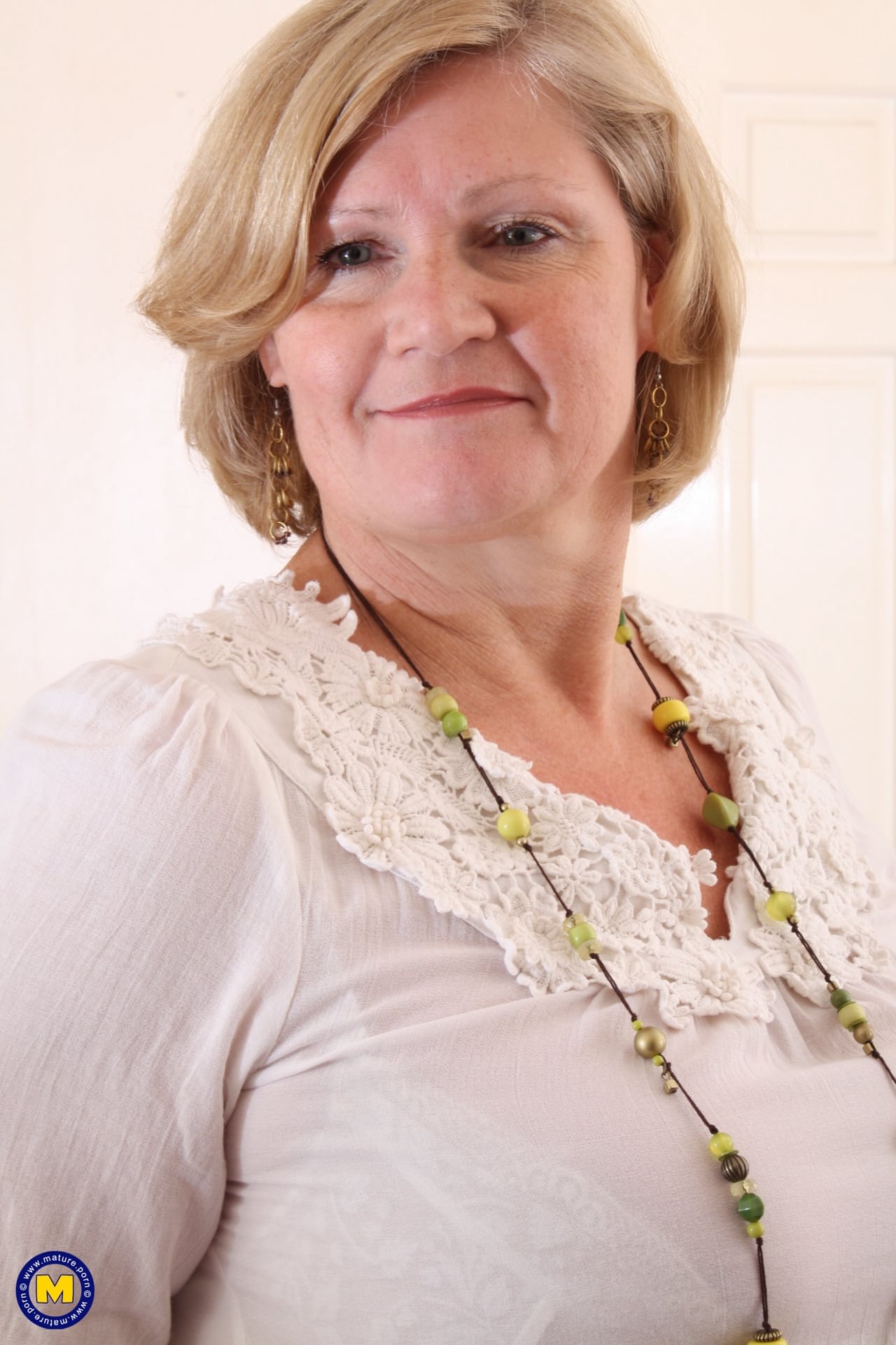 Die Übergewichtige Blonde Oma Lacey Starr Steckt Sich Auf Einem Tisch Einen Dildo In Die Muschi