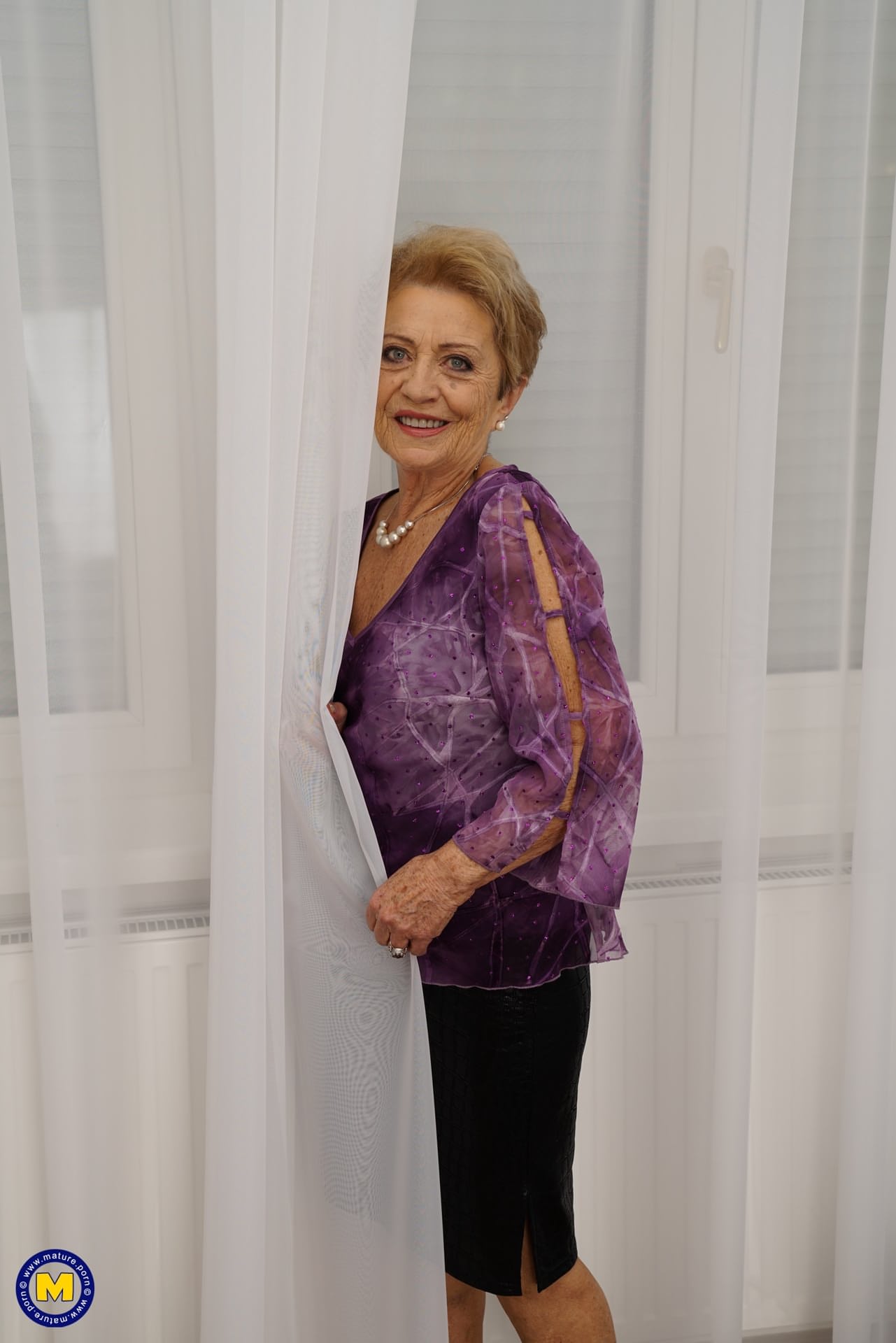 Eine Ältere Dame Mit Kurzen Haaren Und Nackten Beinen Schneidet In Der Küche Gemüse