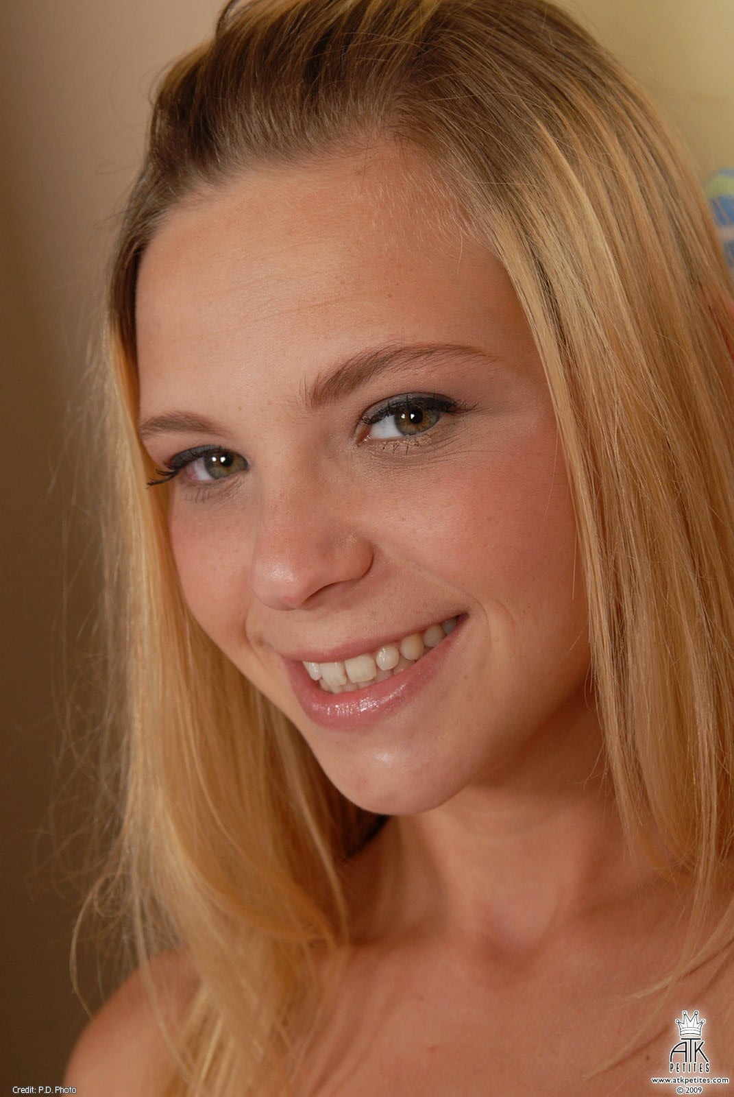 Die Junge Blondine Destiny Garnet Fingert Ihre Muschi, Nachdem Sie Sich Komplett Ausgezogen Hat