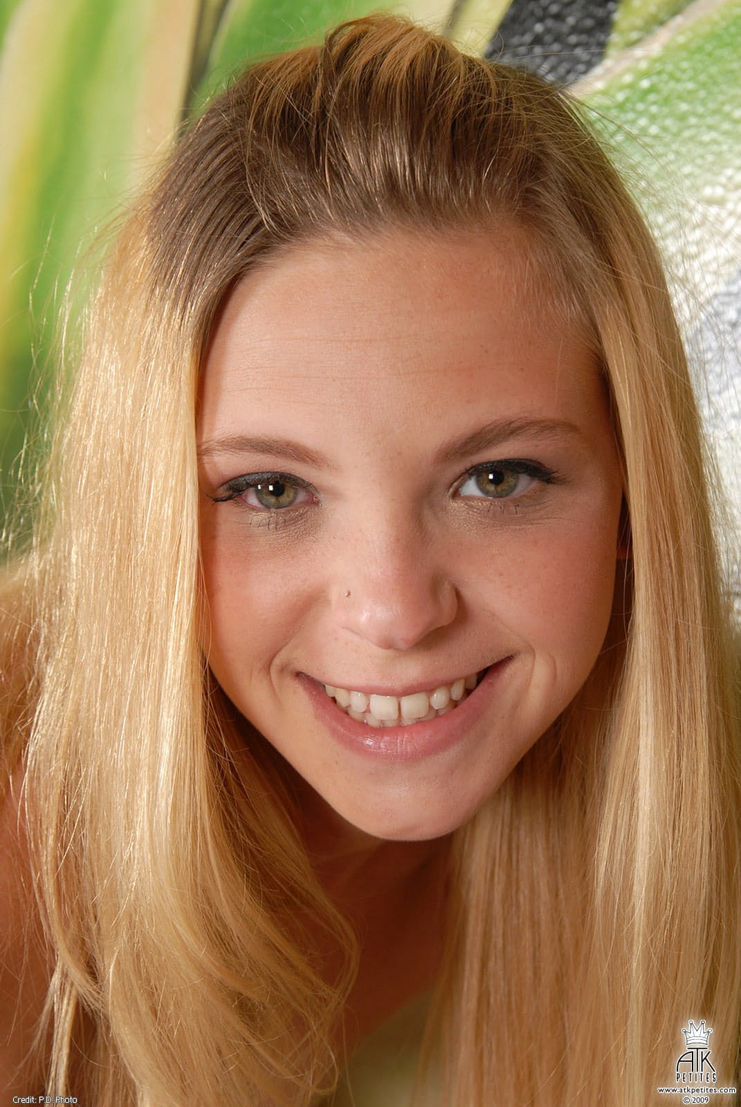 Eine Schlanke, Blonde Amateurin Mit Einer Engen Spalte Spreizt Ihre Schamlippen Weit Auseinander