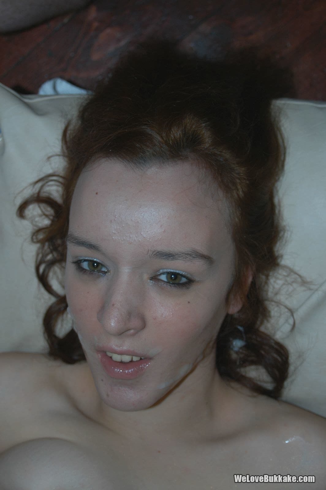 Eine Freche Teenagerin Und Eine Blonde Milf Lassen Sich Sperma Ins Gesicht Spritzen Und Schlucken Es