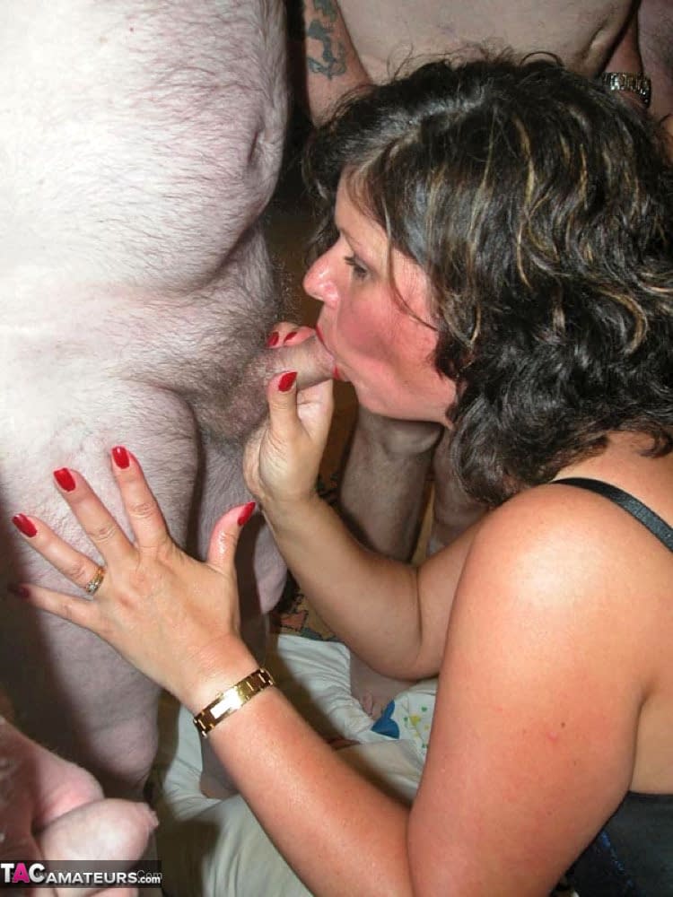 Die Kurvige Claire Mit Brille Bekommt Eine Ladung Sperma Ins Gesicht, Nachdem Sie Einen Harten Schwanz Gelutscht Hat