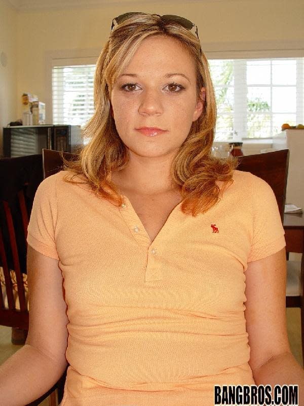 Die Junge Blondine Nikki Sexx Bekommt Eine Ladung Sperma Ab, Nachdem Sie Einen Großen Schwanz Gelutscht Hat