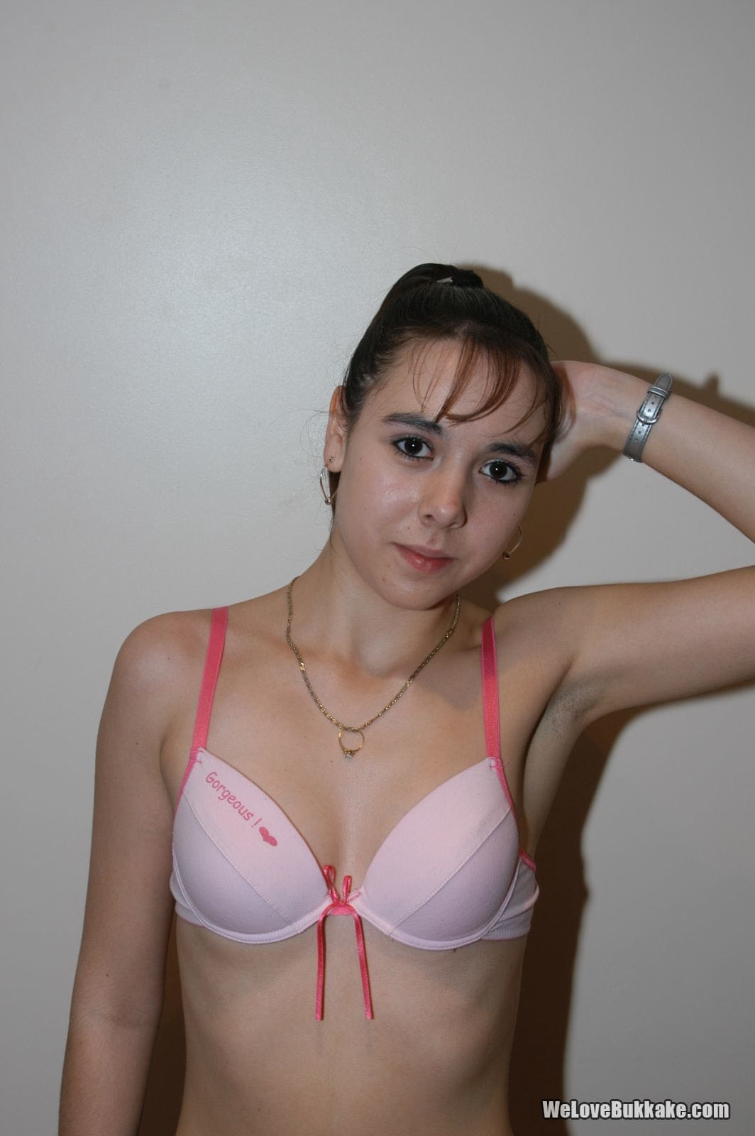 Das Süße Amateur-Mädchen Lita Phoenix Zeigt Ihre Titten Und Lutscht Einen Steifen Schwanz, Um Eine Gesichtsbesamung Zu Bekommen
