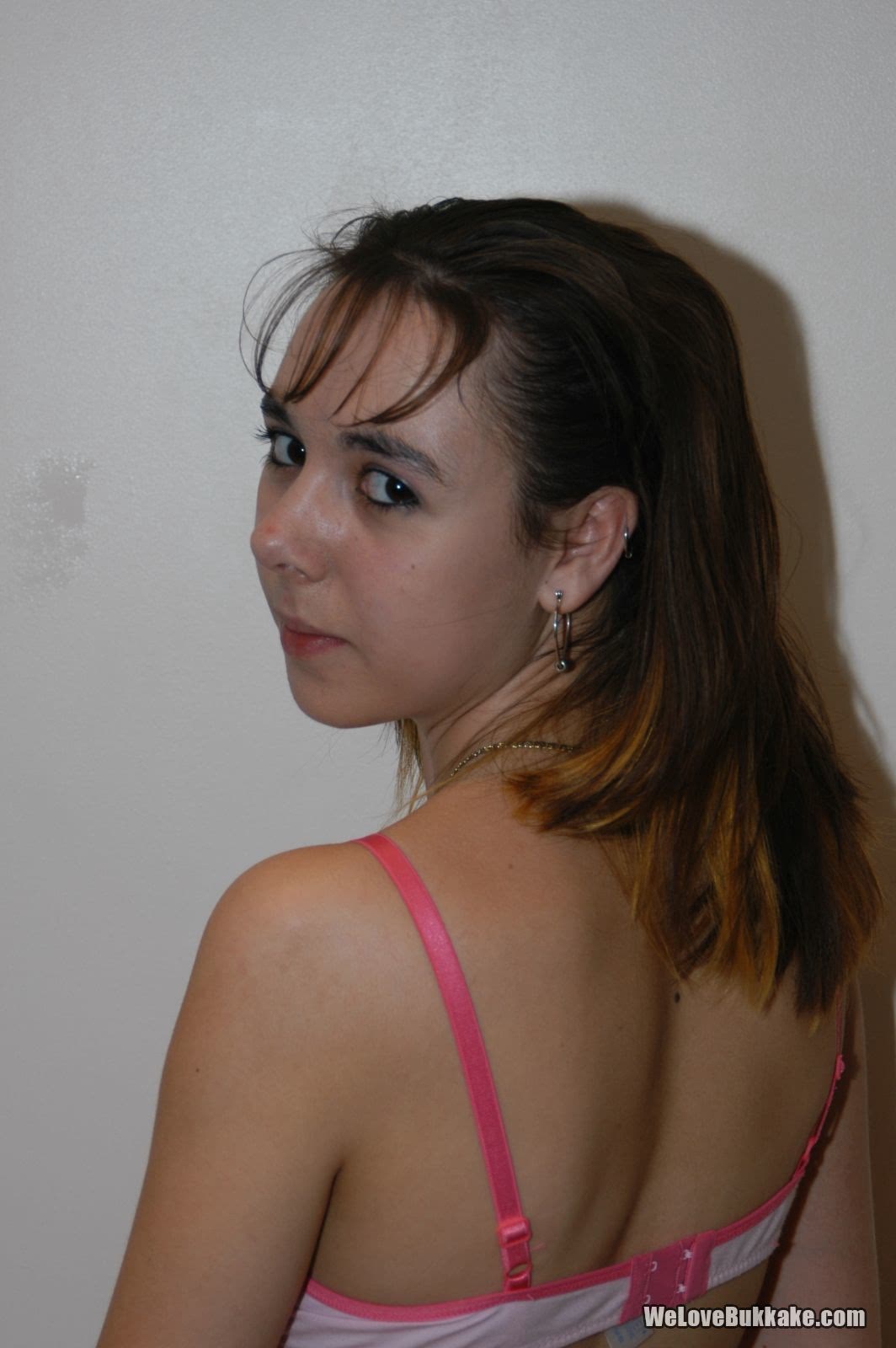 Das Süße Amateur-Mädchen Lita Phoenix Zeigt Ihre Titten Und Lutscht Einen Steifen Schwanz, Um Eine Gesichtsbesamung Zu Bekommen