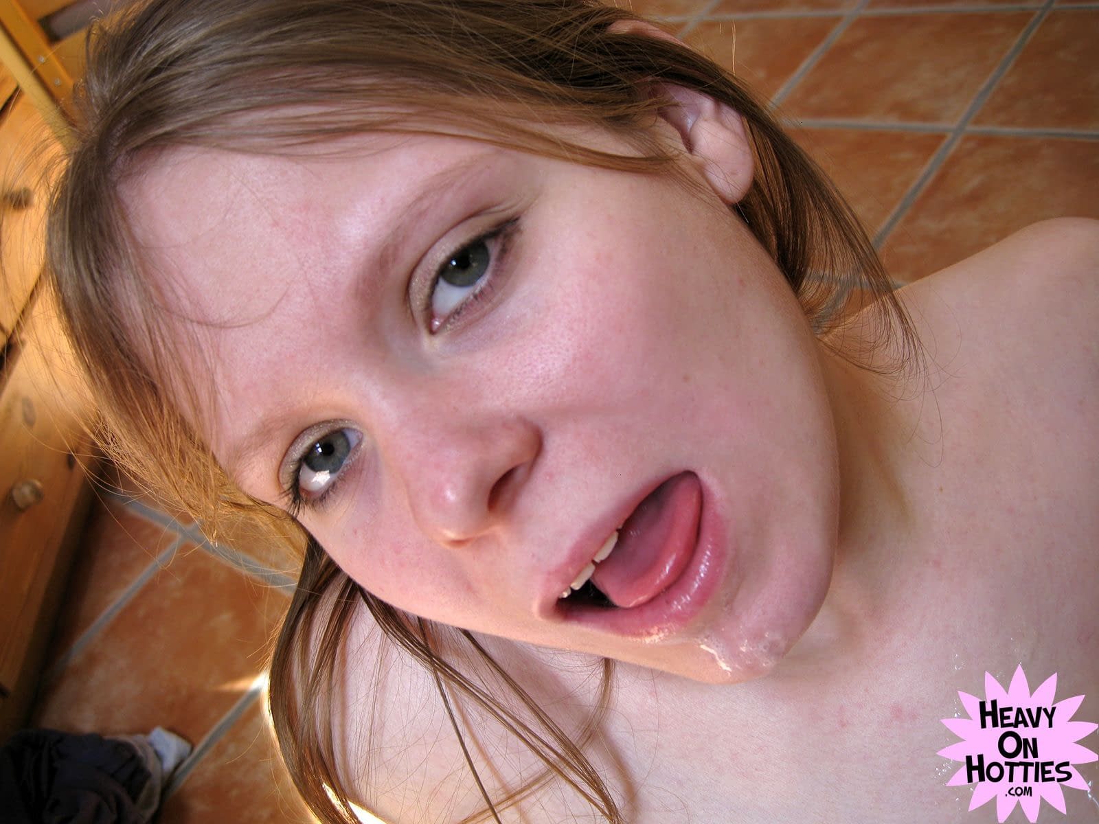 Die Amateur-Puppe Caroline Streichelt Einen Schwanz Mit Ihren Riesigen Naturtitten Und Macht Einen Blowjob