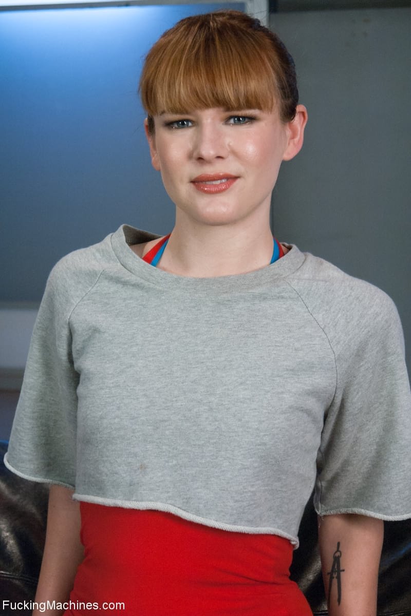 Die Sexy Claire Robbins Spielt Mit Einem Vibrator, Während Sie Auf Einem Dildo-Simulator Reitet