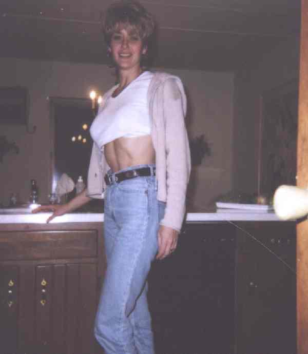Die Reife Hausfrau Tracy Lick Zeigt Ihre Runden Brüste Und Ihre Rasierte Muschi
