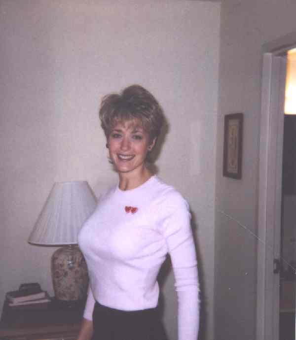 Die Reife Hausfrau Tracy Lick Zeigt Ihre Runden Brüste Und Ihre Rasierte Muschi