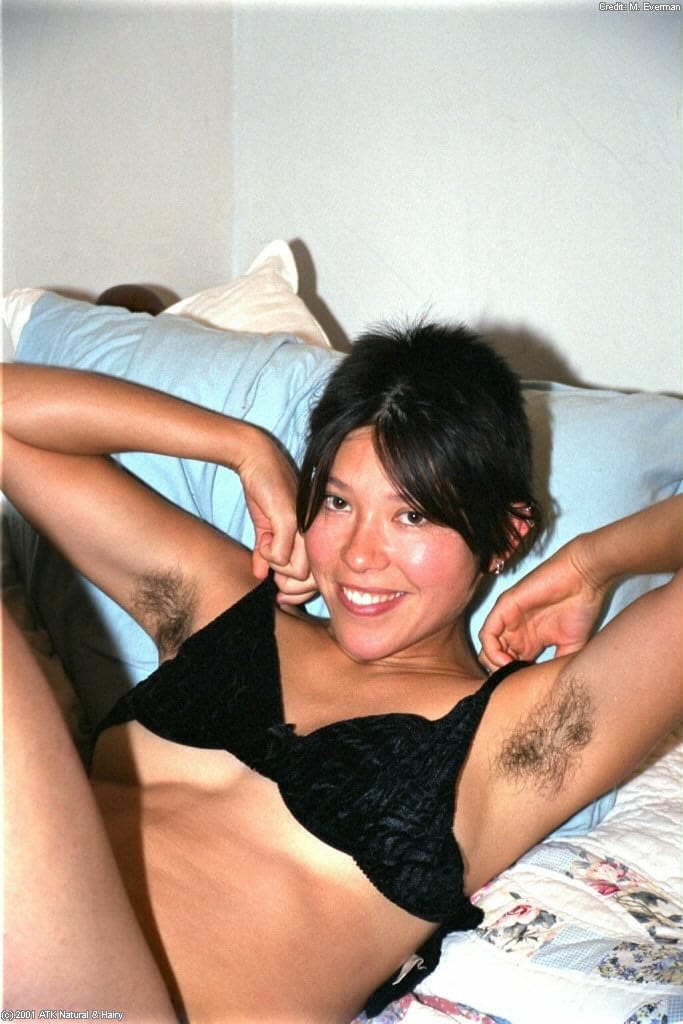 Die Asiatische Amateurin Amanda Zeigt Ihre Behaarten Achseln, Bevor Sie Ihre Muschi Entblößt