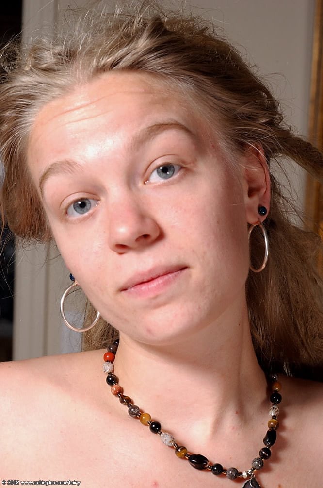 Blonde Teenagerin Mit Kleinen Brüsten Zeigt Ihre Natürliche Muschi Auf Einem Tisch