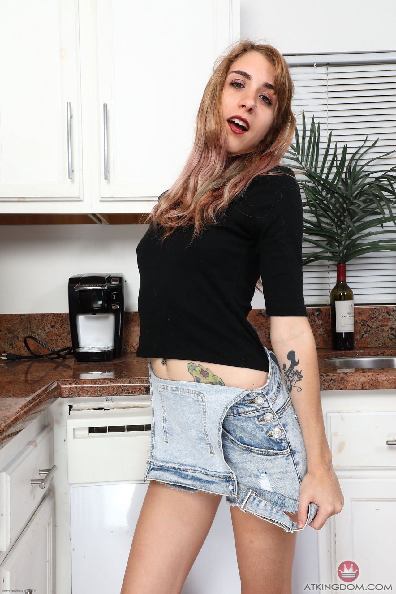 Die Sexy Amateurin Pearl Sage Zieht Sich Aus Und Spreizt Ihre Behaarte Muschi Aus Nächster Nähe
