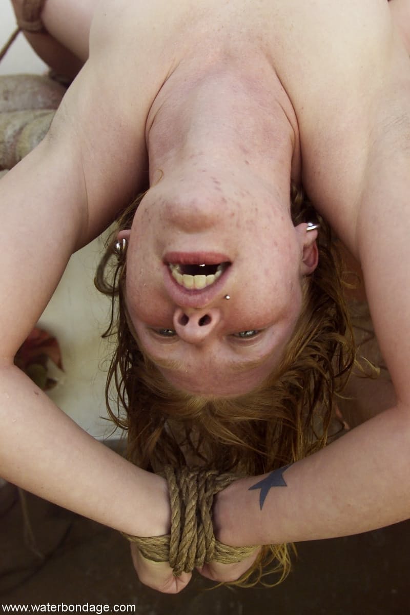 Madison Young, Die Mit Einem Kugelknebel Gefesselt Ist, Lässt Sich In Dieser Bondage-Szene An Den Brustwarzen Ziehen