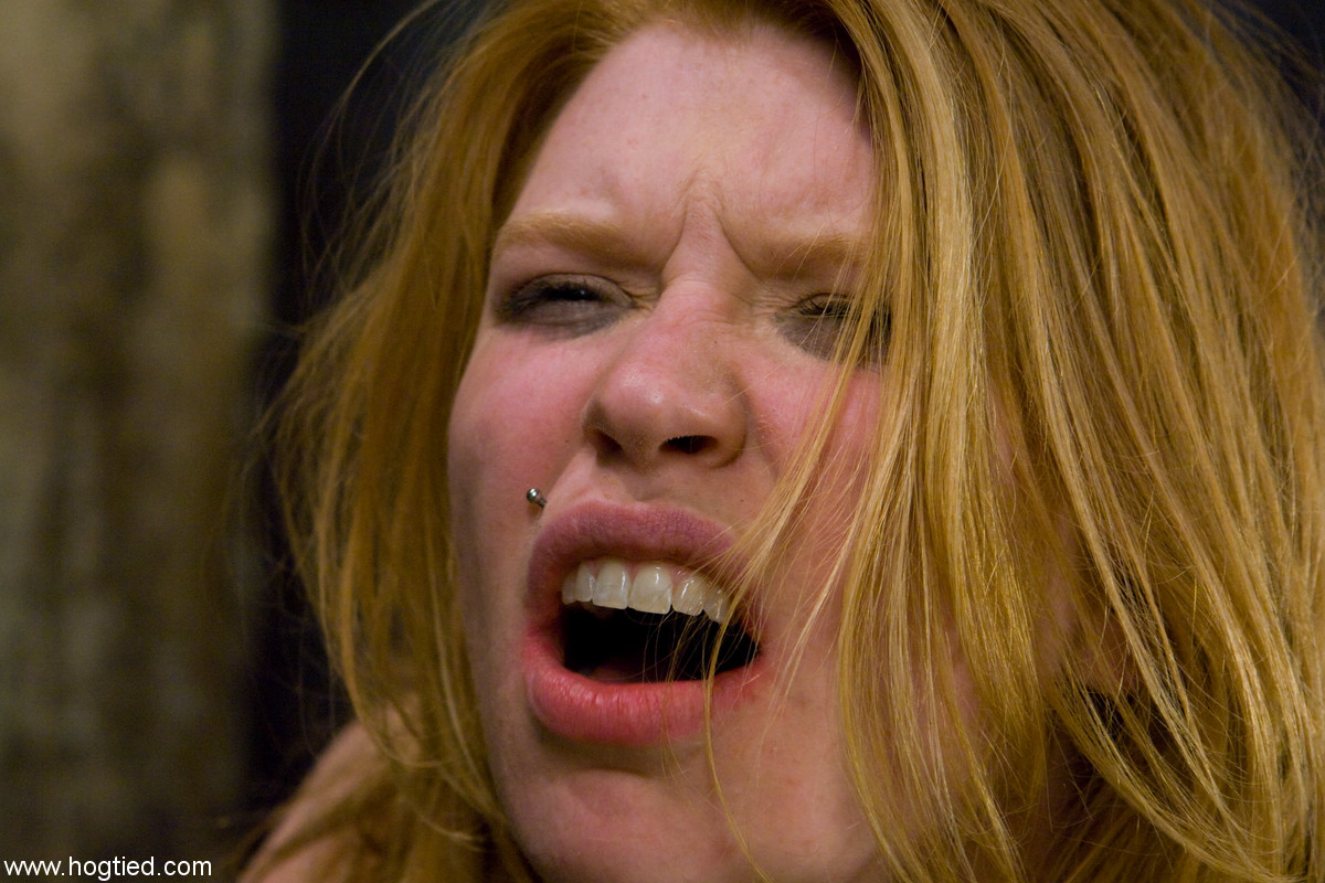 Die Rothaarige Milf Madison Young Leidet, Als Sie Von Ihrem Meister Gefesselt Wird