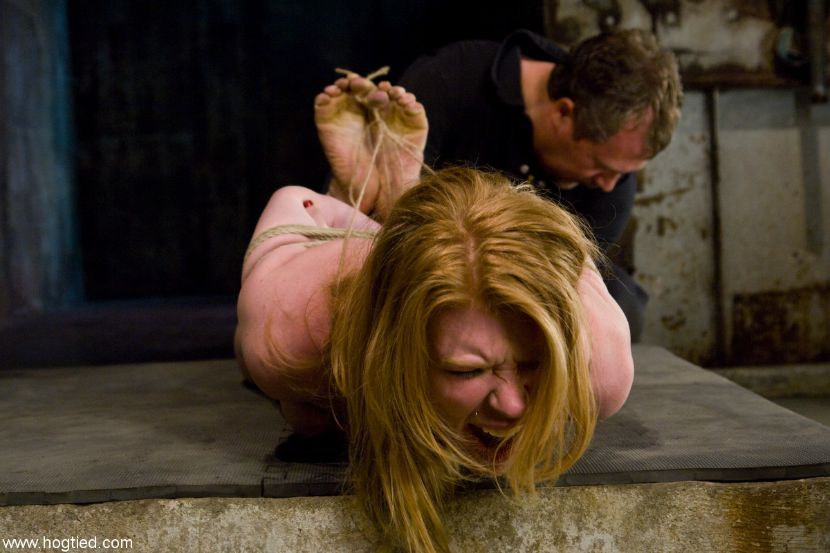Die Rothaarige Milf Madison Young Leidet, Als Sie Von Ihrem Meister Gefesselt Wird