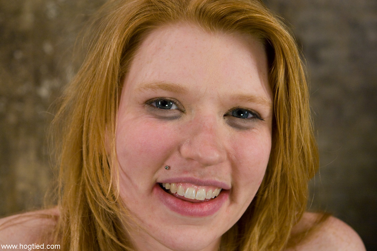 Die Rothaarige Milf Madison Young Leidet, Als Sie Von Ihrem Meister Gefesselt Wird