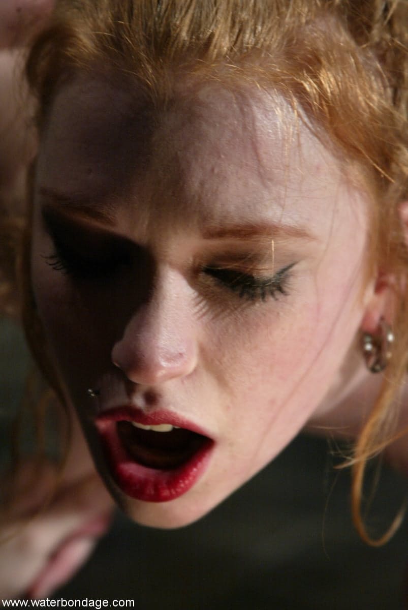 Die Unterwürfige Milf Madison Young Erträgt Nackt Eine Bdsm-Session Mit Wasserspielen
