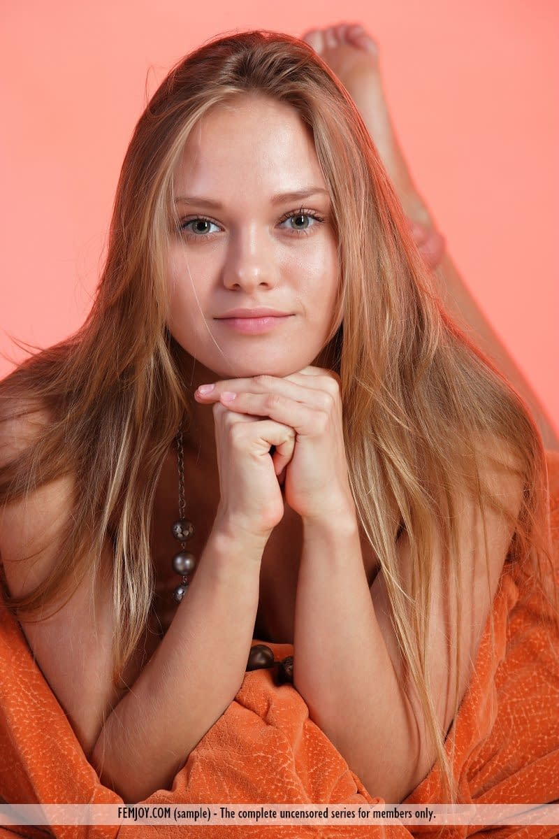 Das Völlig Nackte Model Gloria P Nimmt Selbstbewusste Posen Auf Einem Sitzsack Ein
