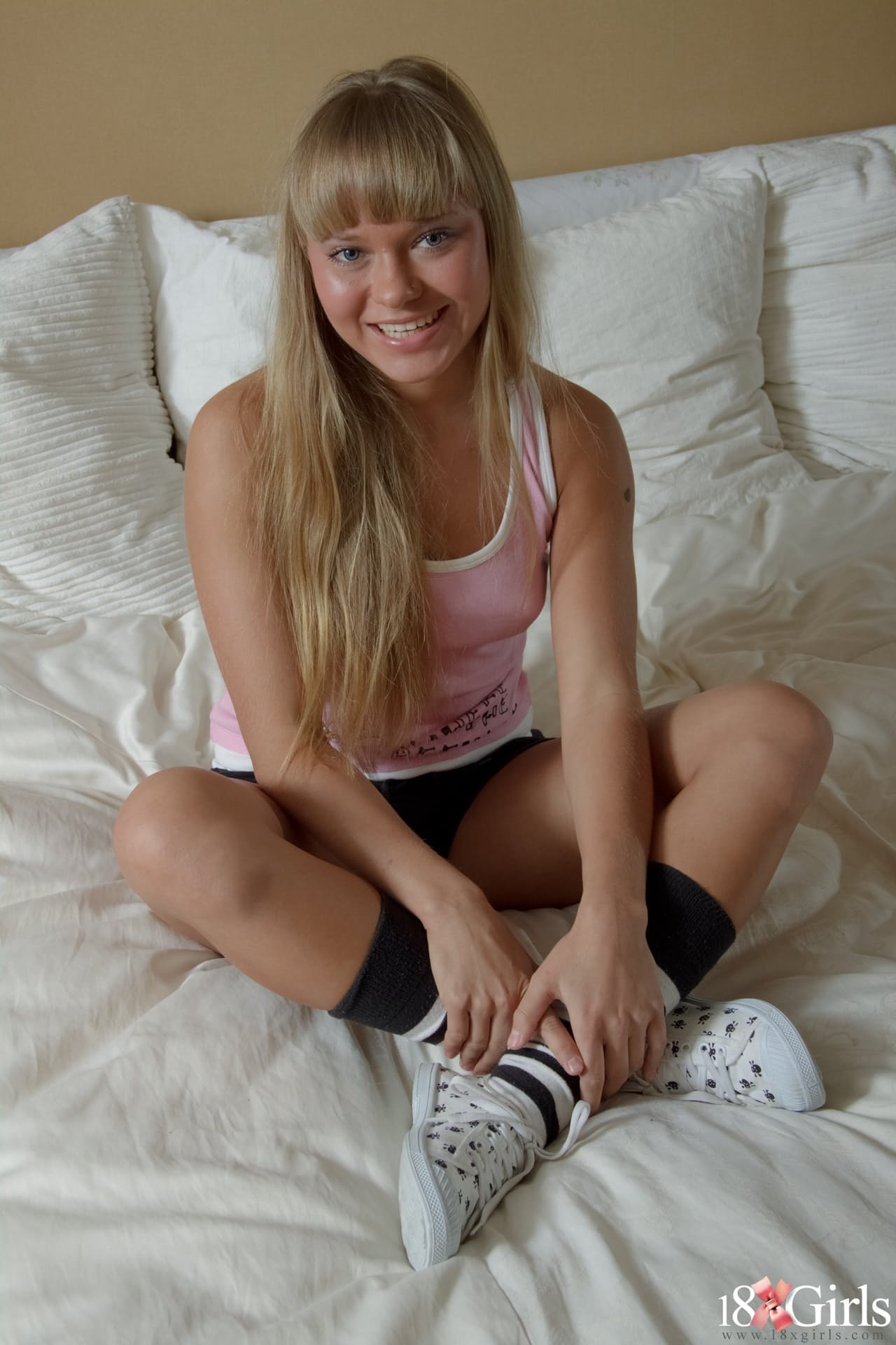Eine Gerade Erst Volljährige Blondine Trägt Socken Und Turnschuhe, Während Sie Mit Ihrem Freund Sex Hat