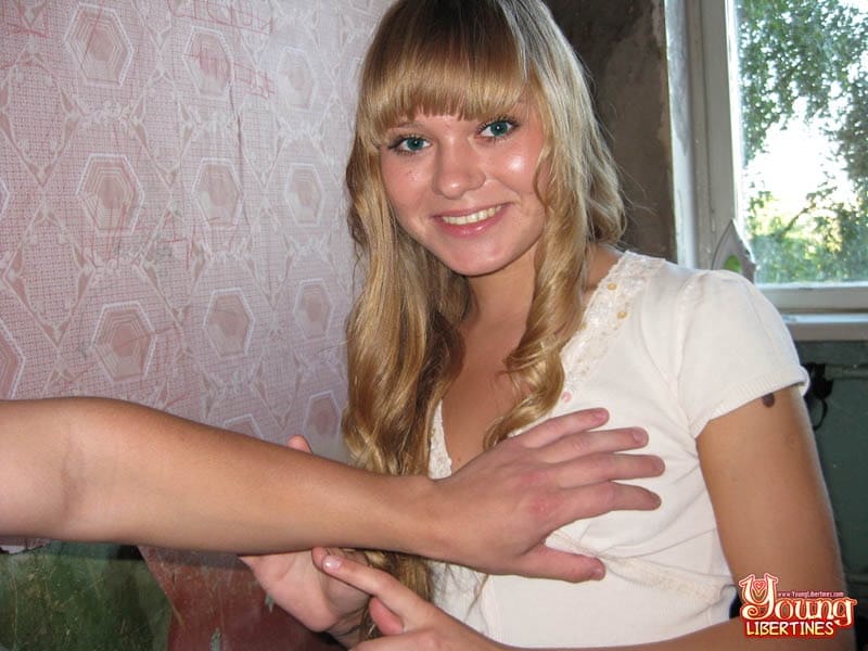 Eine Süße Blonde Teenagerin Mit Locken Im Haar Bläst Ihrem Freund Einen, Bevor Sie Miteinander Schlafen