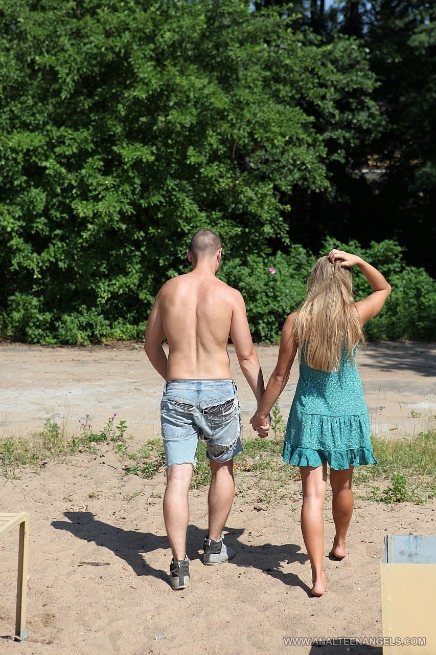 Die Blonde Teenagerin Willa Mit Der Schlanken Figur Lässt Sich Im Wald Den Hintern Von Einem Dicken Schwanz Stopfen