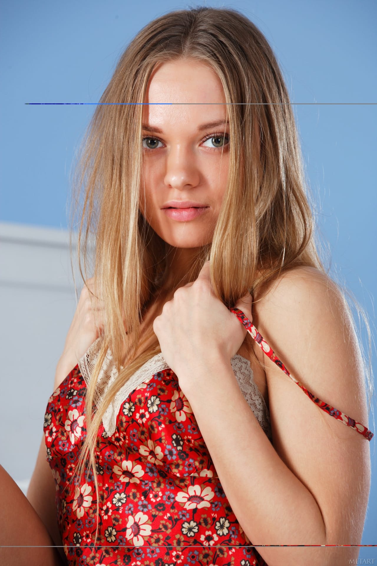 Süße Blonde Teenagerin Mit Schönen Brüsten Und Hübschem Gesicht, Die Auf Dem Bett Die Beine Weit Spreizt