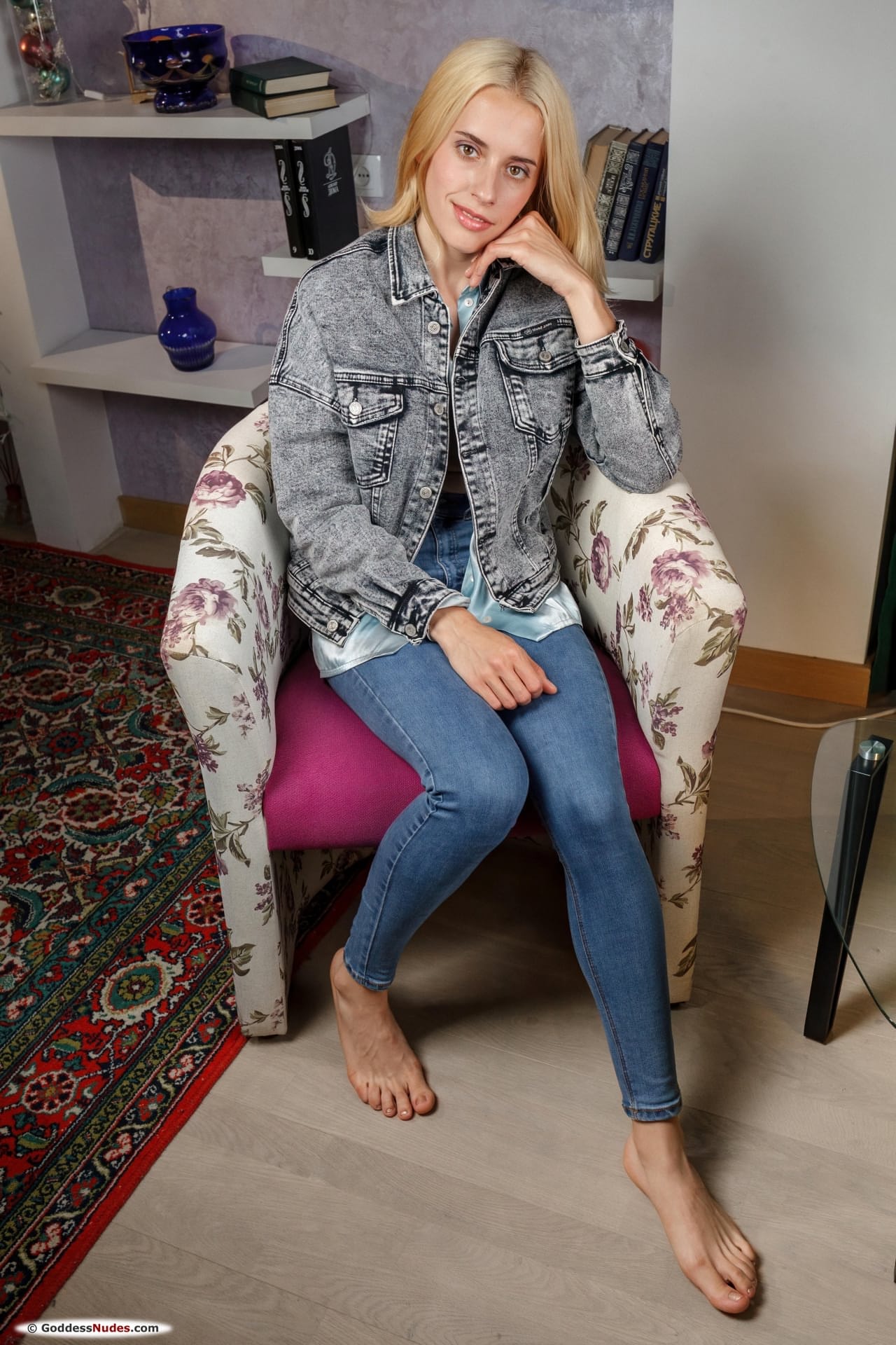 Die Junge Blondine Anoli Angel Spreizt Ihren Schamhaarbüschel, Während Sie Ihre Klitoris Fingert