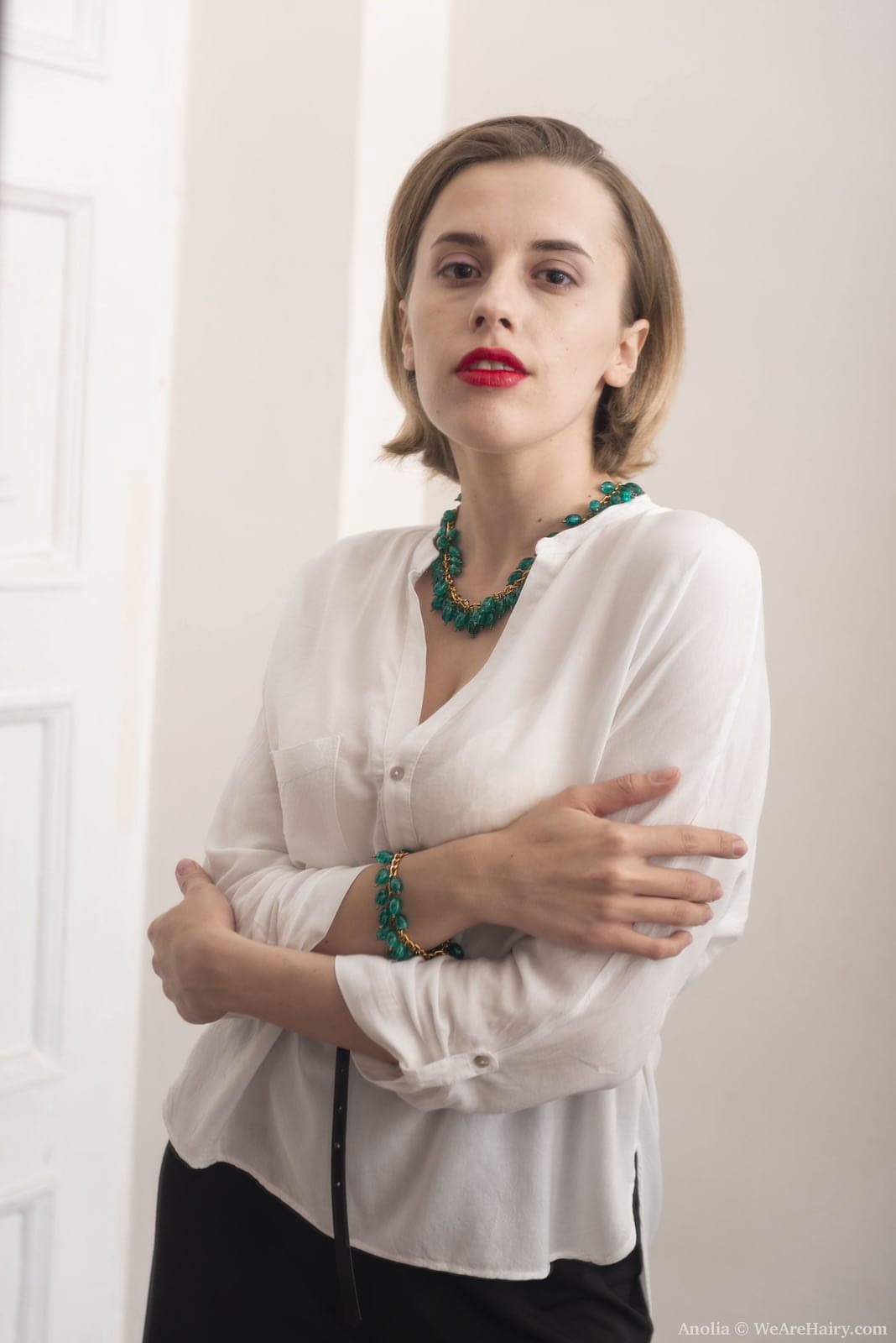 Ein Amateur-Mädchen Mit Roten Lippen Spreizt Ihren Schamhaarbusch Neben Einem Flurspiegel