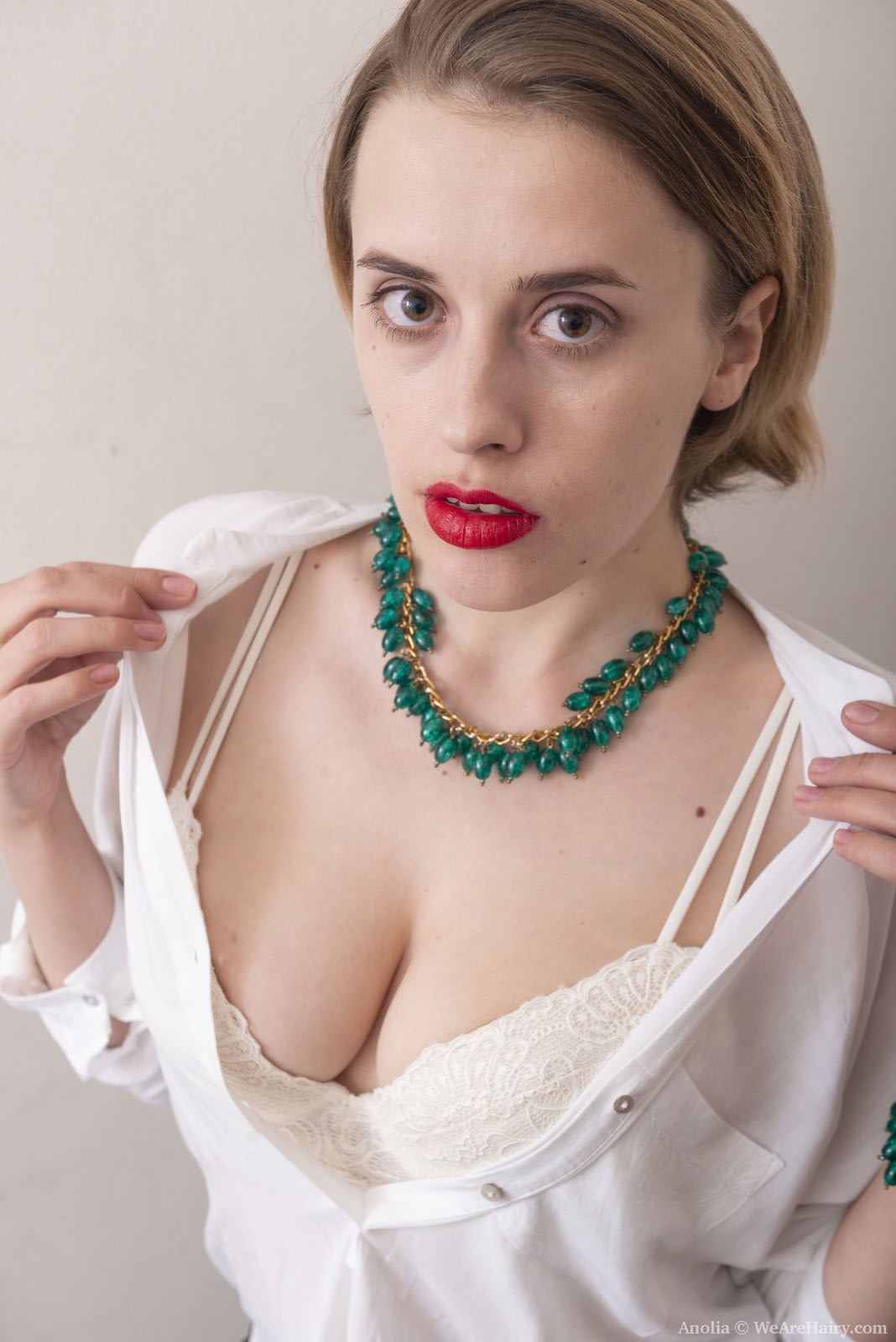 Ein Amateur-Mädchen Mit Roten Lippen Spreizt Ihren Schamhaarbusch Neben Einem Flurspiegel