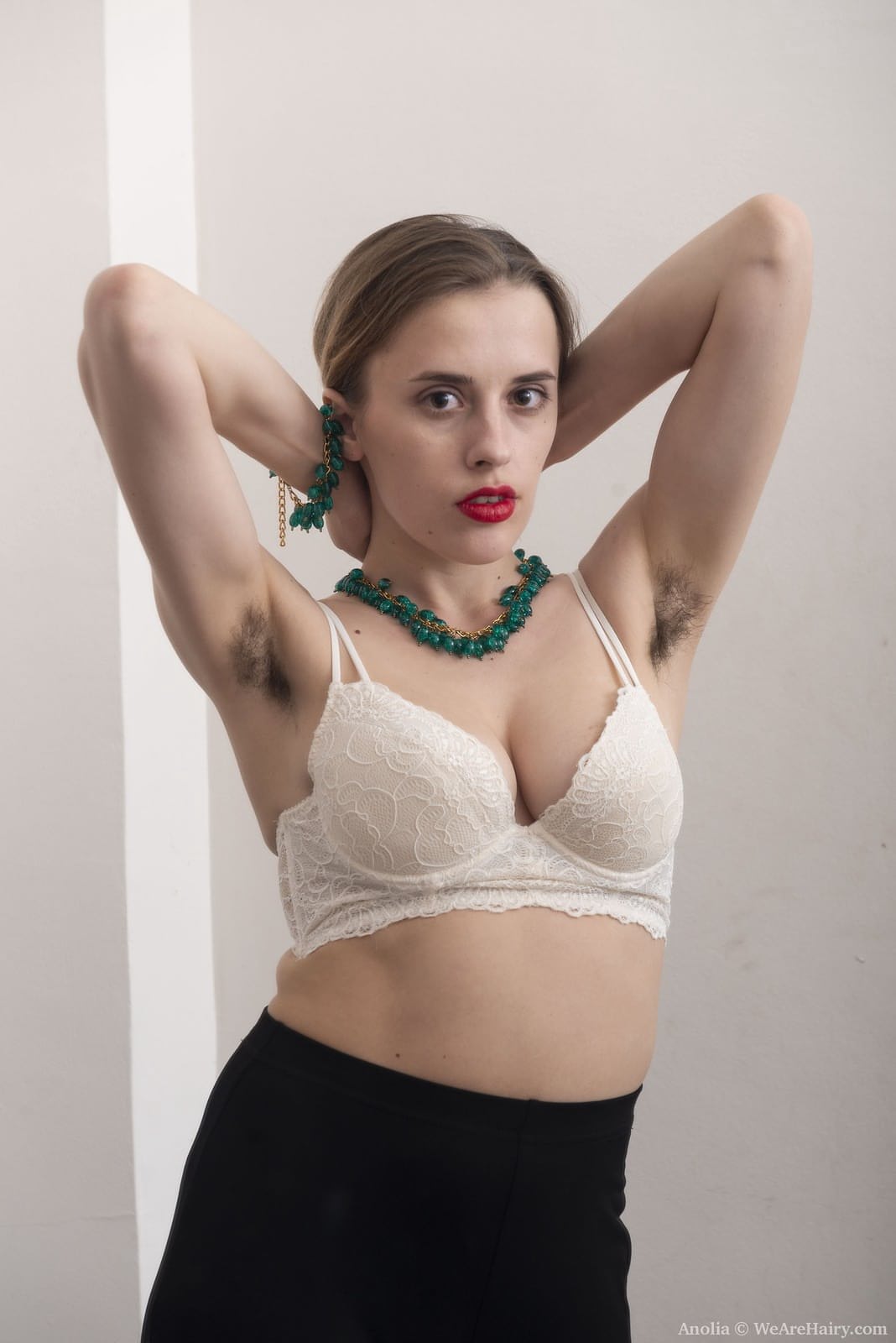 Ein Amateur-Mädchen Mit Roten Lippen Spreizt Ihren Schamhaarbusch Neben Einem Flurspiegel