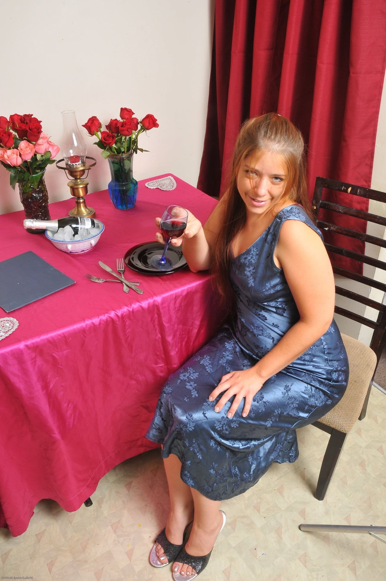 Das Sexy Babe Sardahna Zeigt In Einem Solo Ihren Prallen Hintern Und Ihren Behaarten Schritt