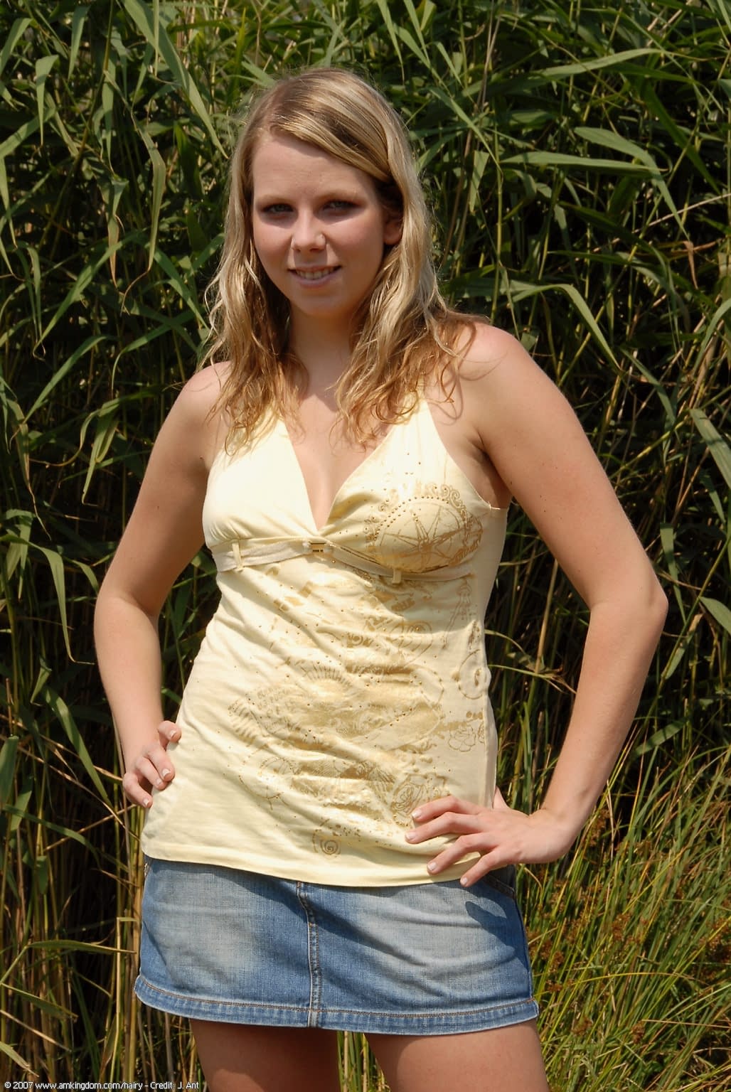 Die Süße Blonde Teenagerin Susie Zeigt Ihre Großen Brüste Und Spreizt Draußen Ihre Muschi