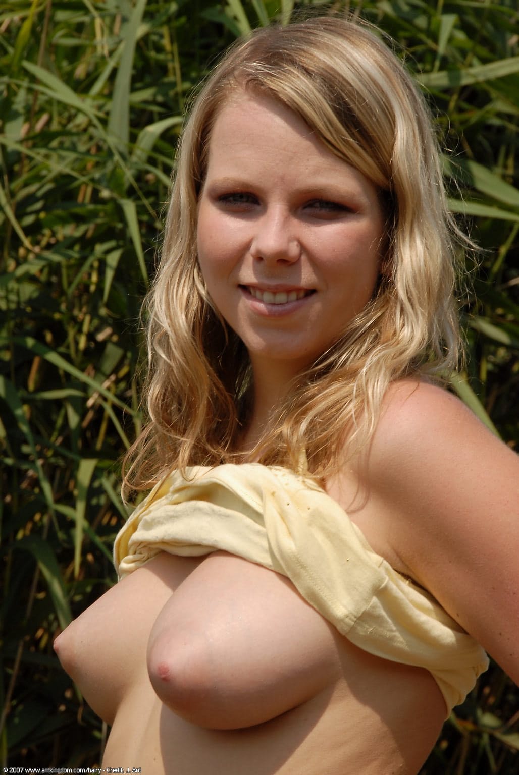 Die Süße Blonde Teenagerin Susie Zeigt Ihre Großen Brüste Und Spreizt Draußen Ihre Muschi