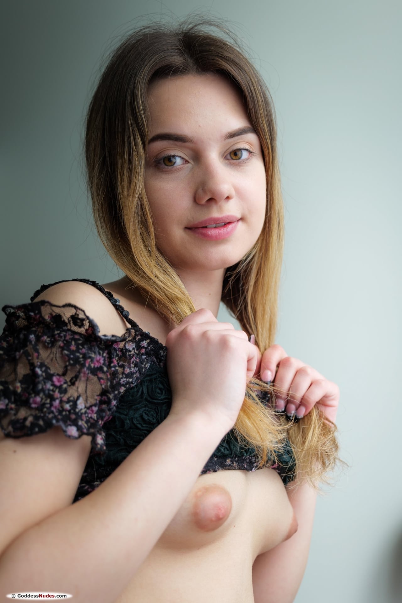 Die Glamouröse Teenagerin Trinity Free Zeigt Ihre Geschwollenen Brustwarzen, Ihre Rasierte Muschi Und Ihren Dicken Hintern