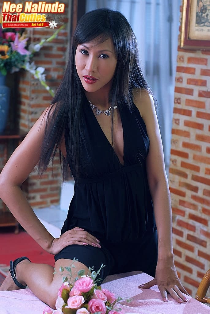 Das Hübsche Asiatische Mädchen Nee Nalinda Zieht Ein Schwarzes Kleid Aus Und Steht Nun Nackt In High Heels Da