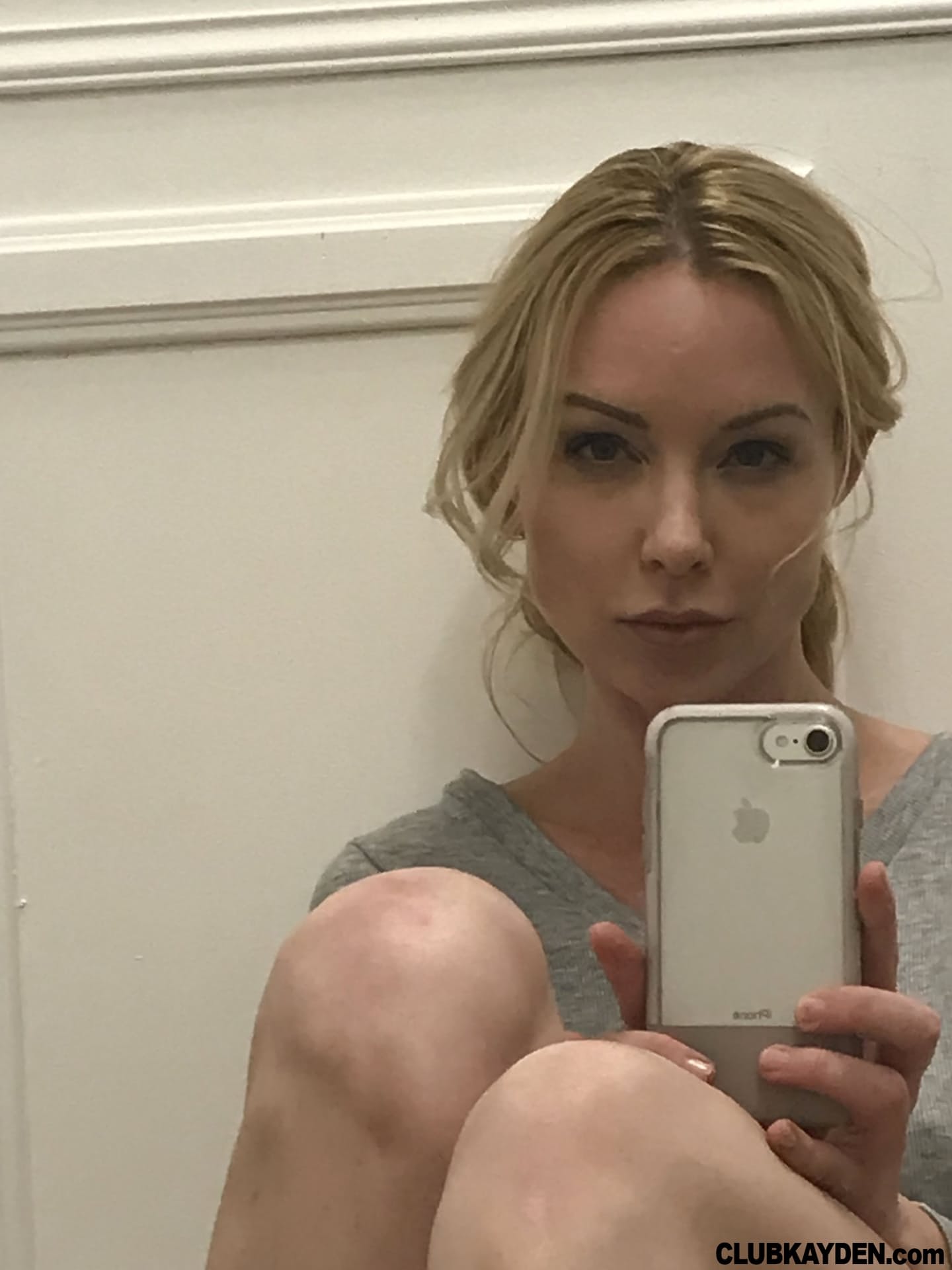 Die Hübsche Blonde Schönheit Mit Den Sexy Beinen, Kayden Kross, Zeigt Stolz Ihre Großen Brustwarzen Und Brüste