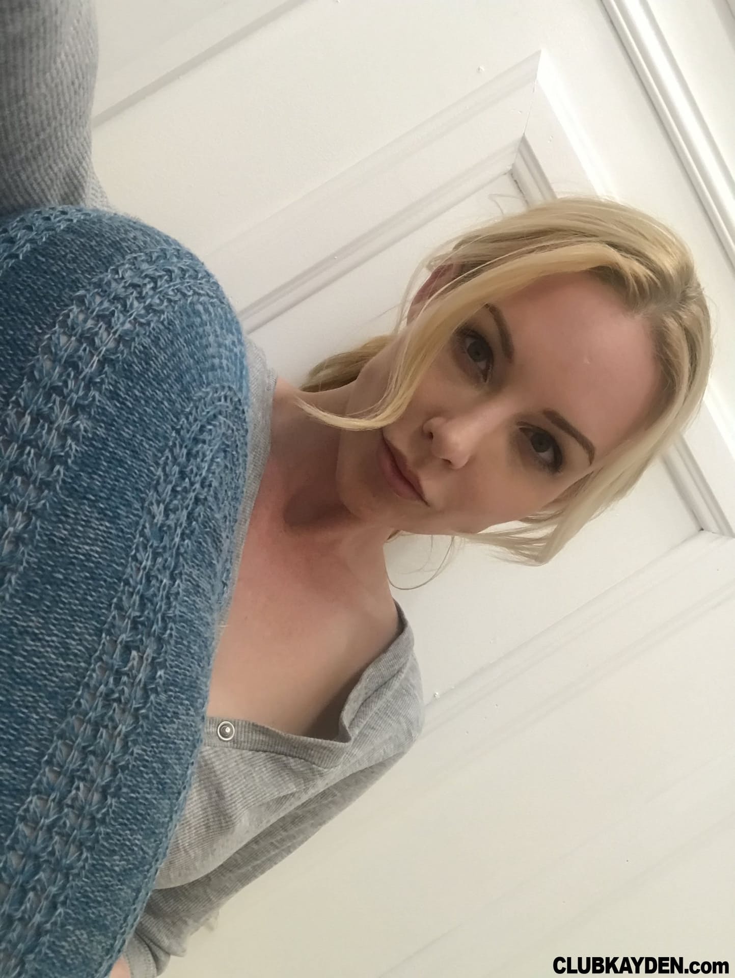 Die Hübsche Blonde Schönheit Mit Den Sexy Beinen, Kayden Kross, Zeigt Stolz Ihre Großen Brustwarzen Und Brüste