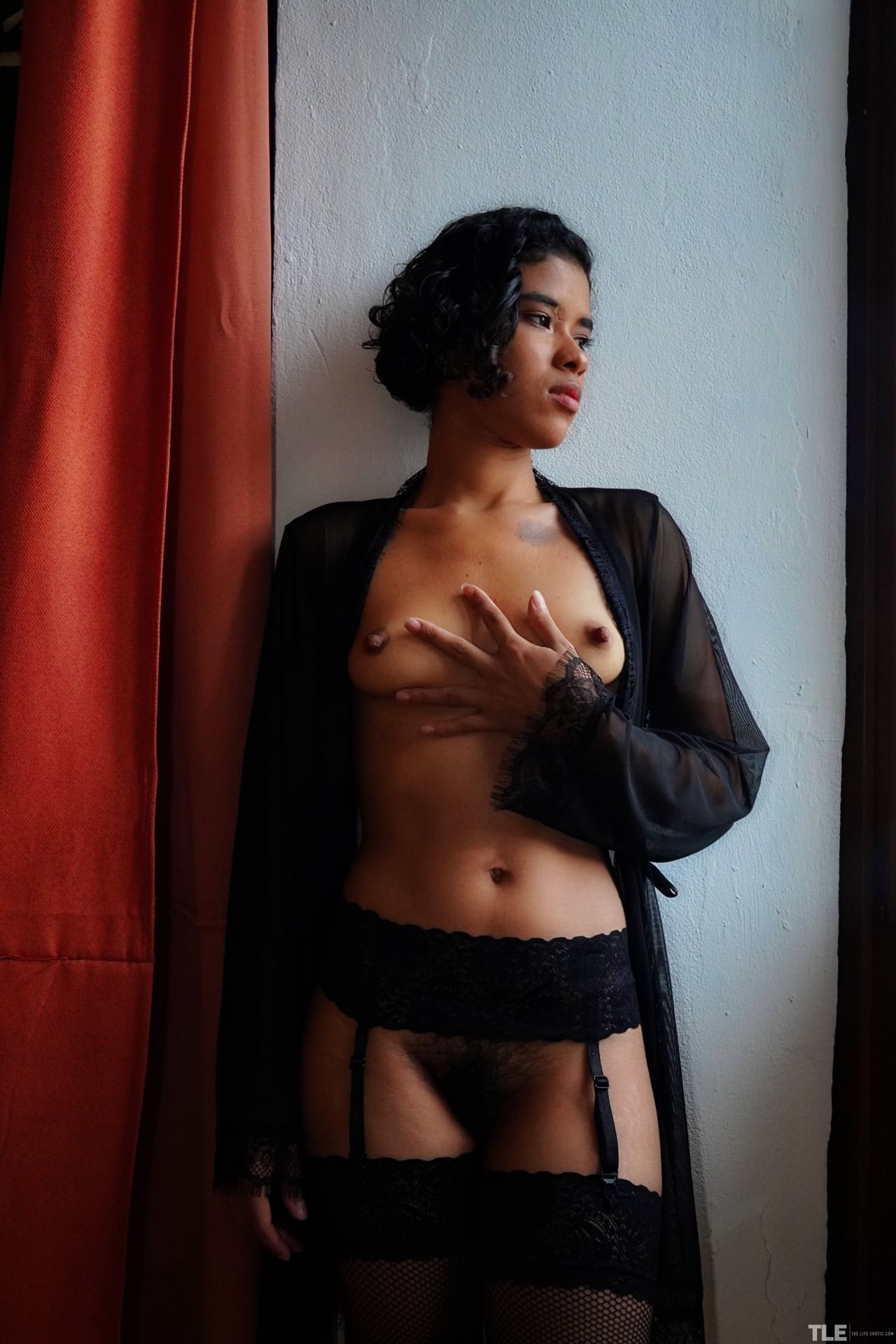Eine Dunkelhäutige Amateurin Befriedigt Sich Mit Einem Dildo An Ihrer Rasierten Muschi, Während Sie Sexy Strümpfe Trägt