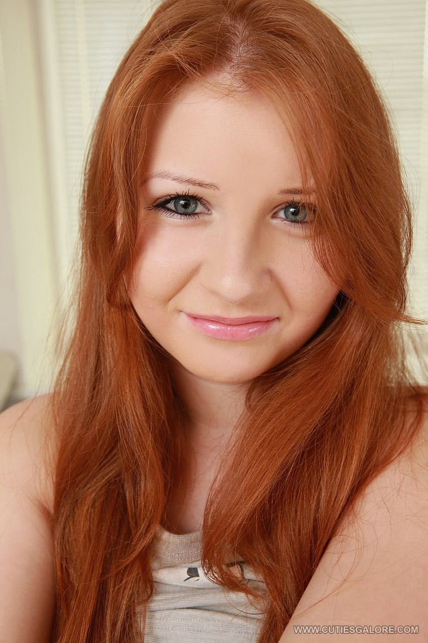 Die Unschuldige Rothaarige Jess Zeigt Ihre Großen Brüste Und Masturbiert Mit Einem Dildo