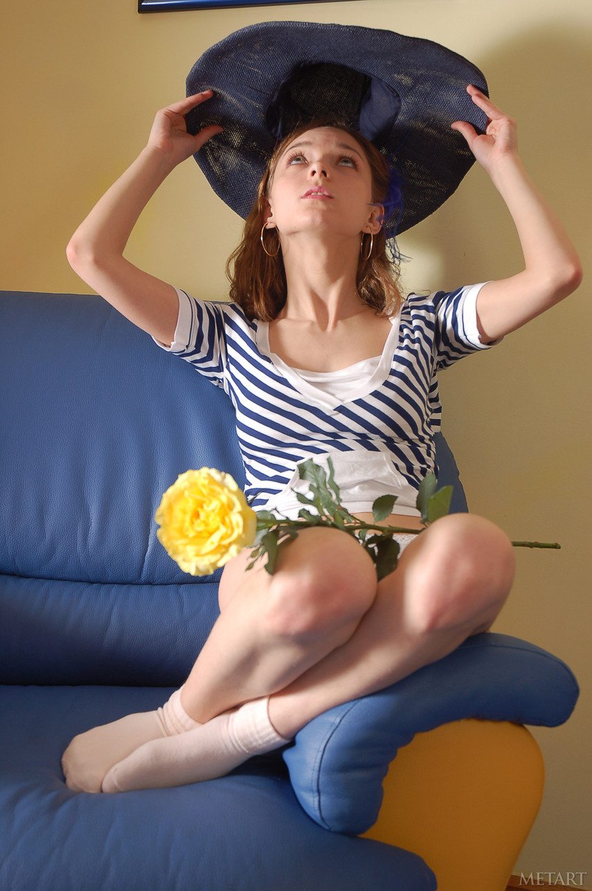 Junge Schönheitsmodels Mit Strohhut Und Socken, Die Eine Gelbe Rose In Der Hand Halten