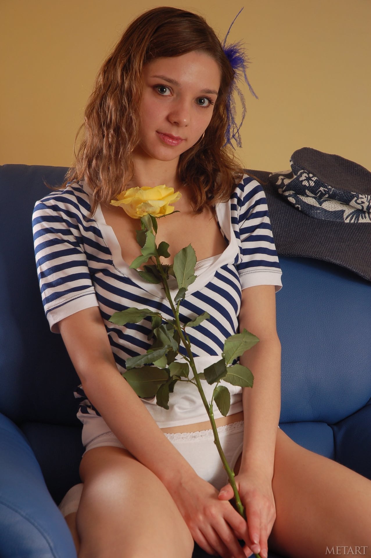 Junge Schönheitsmodels Mit Strohhut Und Socken, Die Eine Gelbe Rose In Der Hand Halten