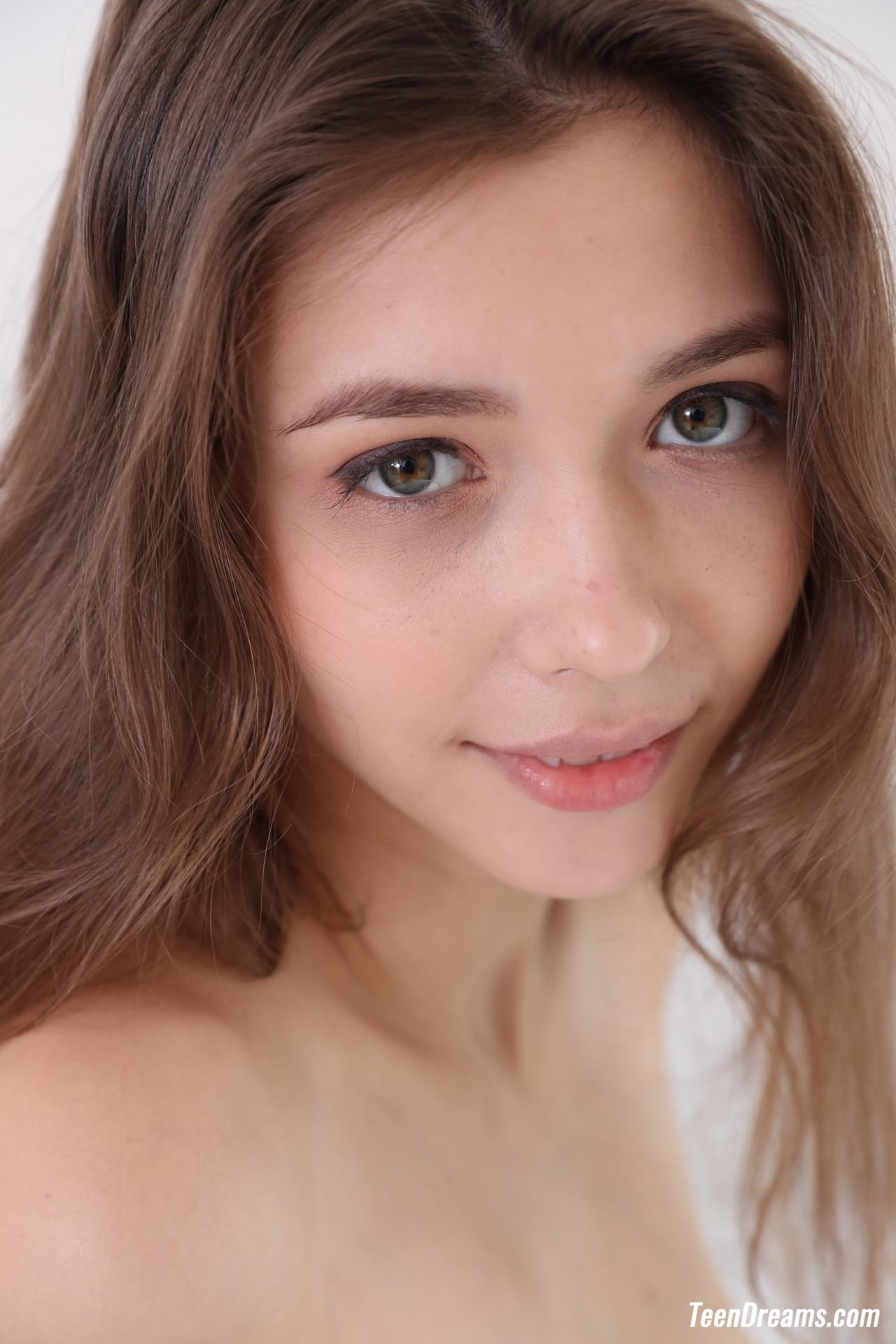 Süße Solo-Fotosession Mit Der Jugendlichen Mila Azul, Die Natürliche Brüste Hat