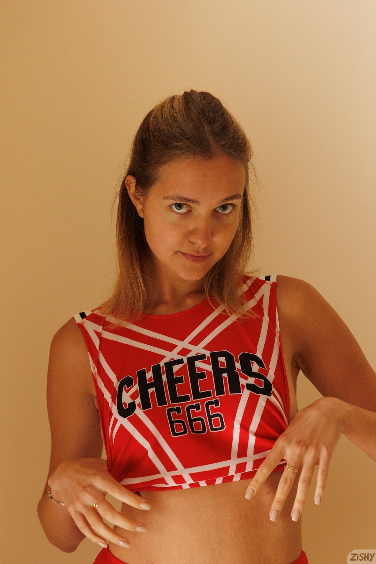 Zierliche Cheerleaderin Entblößt Ihre Brüste Und Ihren String, Bevor Sie Ein Höschen Mit Offenem Schritt Hochzieht