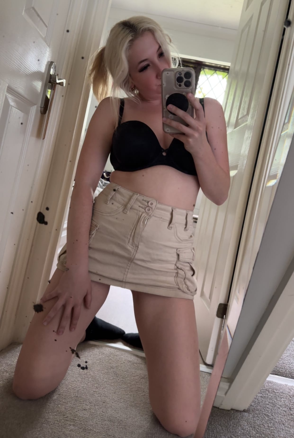 Ein Schulmädchen Mit Dunkelblondem Haar, Das Einen Tanga Und Schwarze Strümpfe Trägt Und Selfies Vor Dem Spiegel Macht