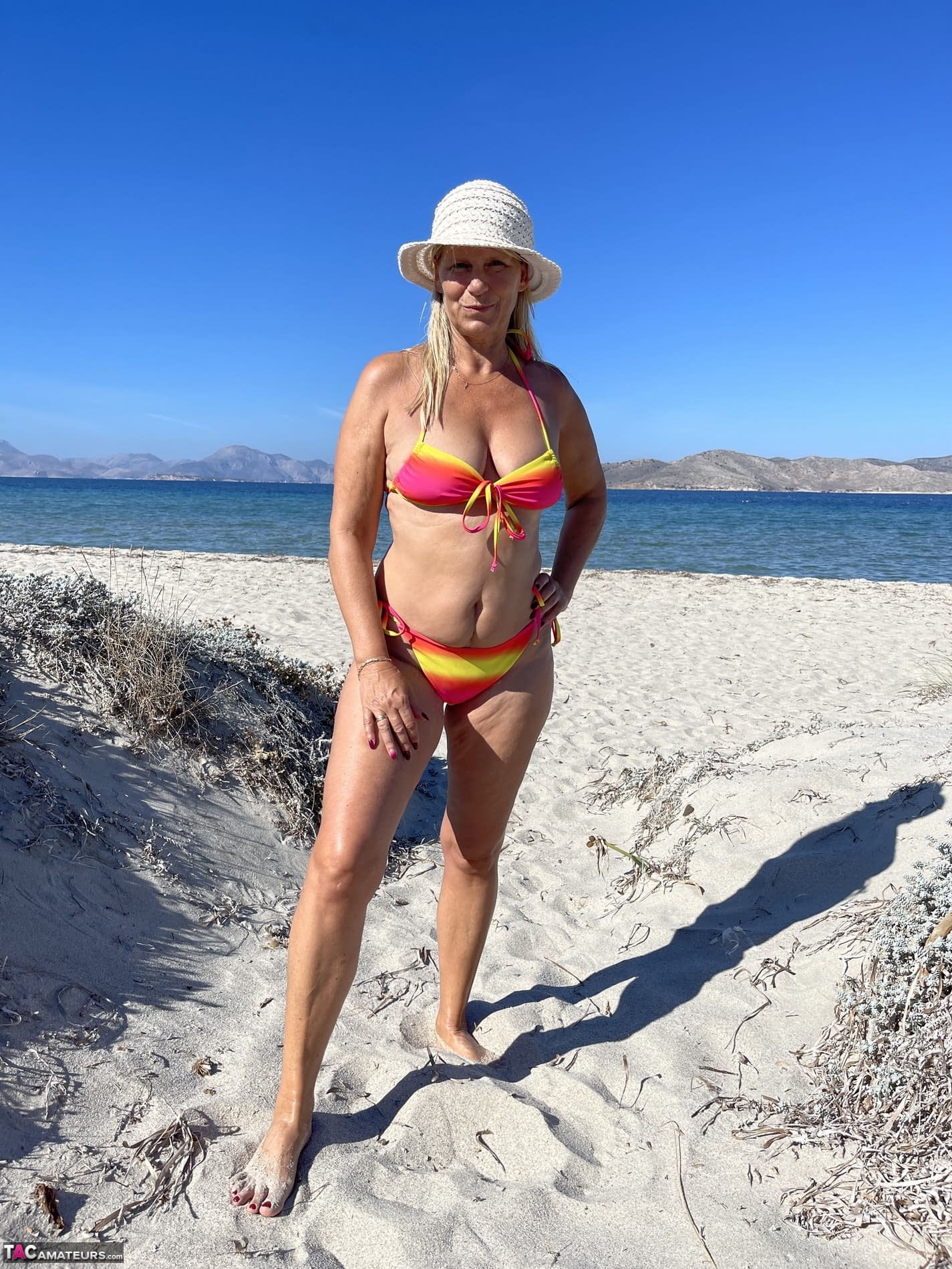 Die Ältere Blondine Sweet Susi Macht Einen Blowjob, Nachdem Sie Sich Auf Einem Bett Ausgezogen Hat