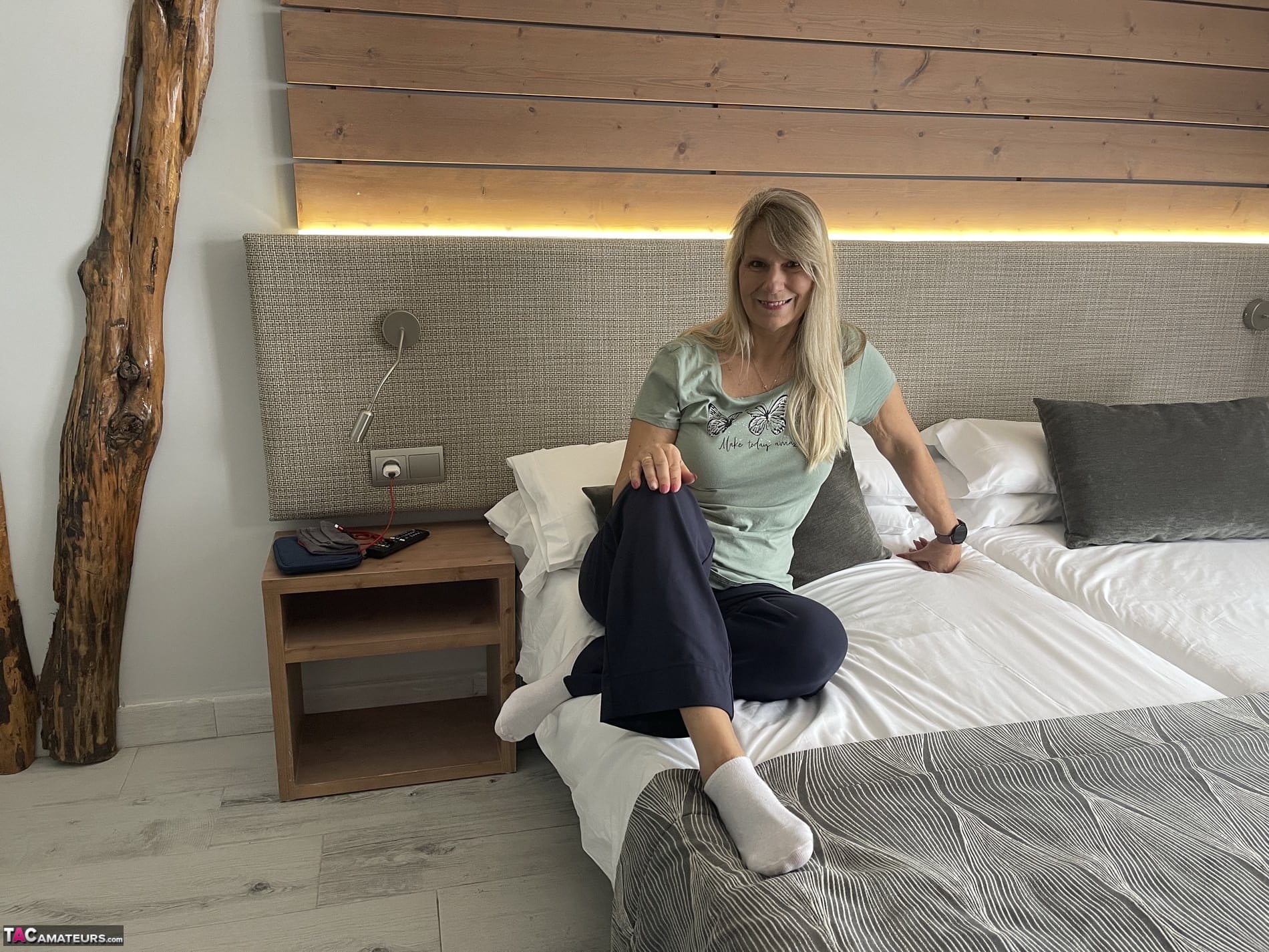 Die Ältere Blondine Sweet Susi Macht Einen Blowjob, Nachdem Sie Sich Auf Einem Bett Ausgezogen Hat